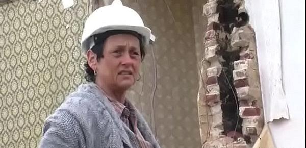 Alter Sack fickt Geile Mutti direkt auf der Baustelle